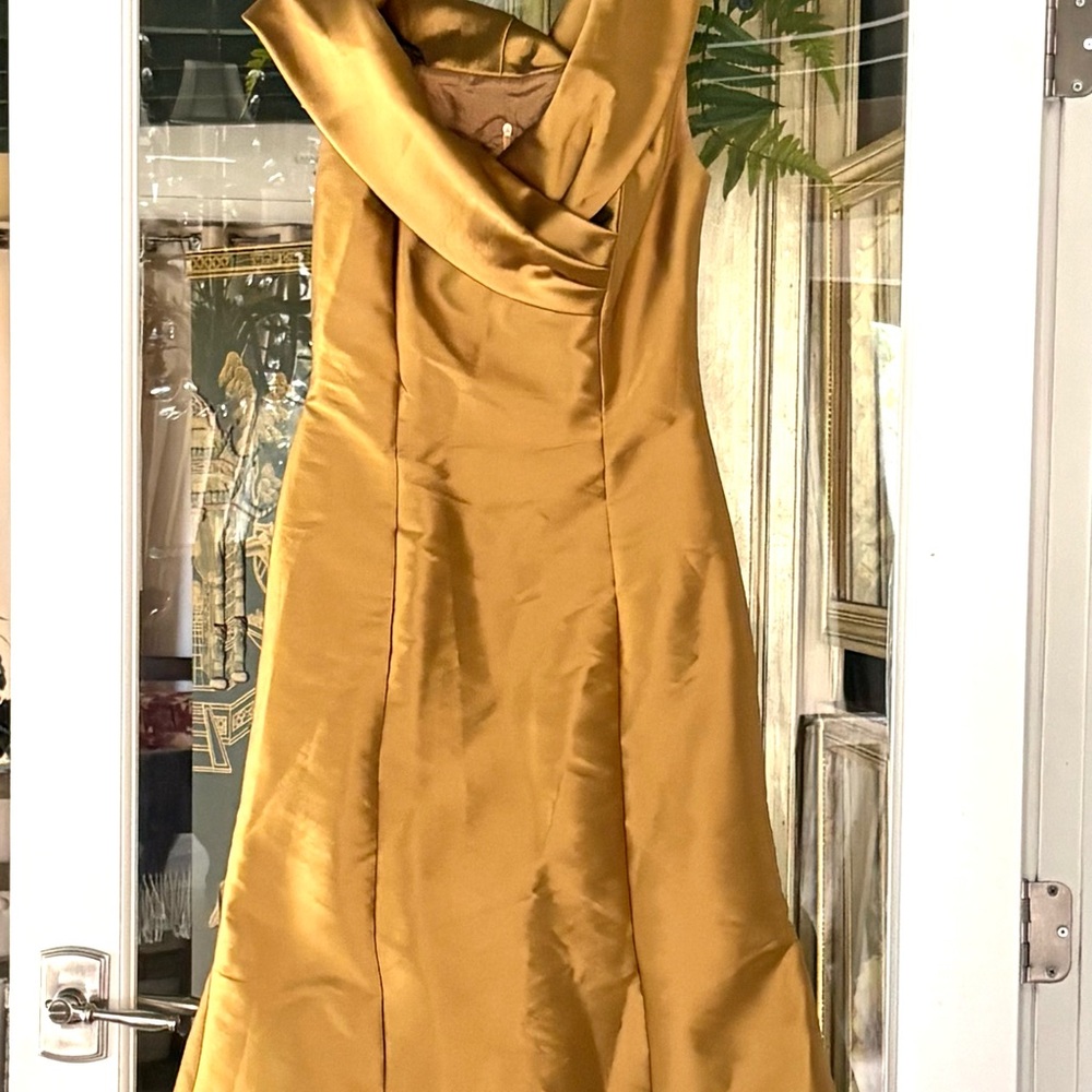 Chic Strapless Satin Dress in Gold
